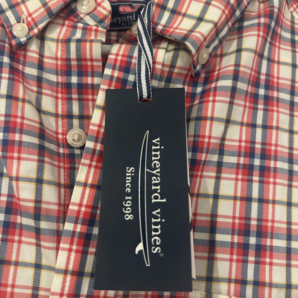 Vineyard Vines‎ button up red blue, and white plaid in a men’s size medium.